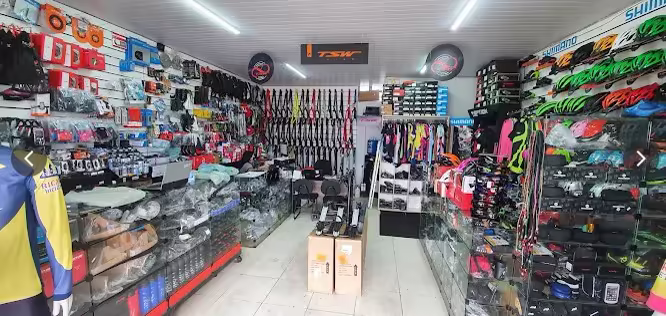 Interior da loja Ricardo Bicicletas com peças e acessórios expostos