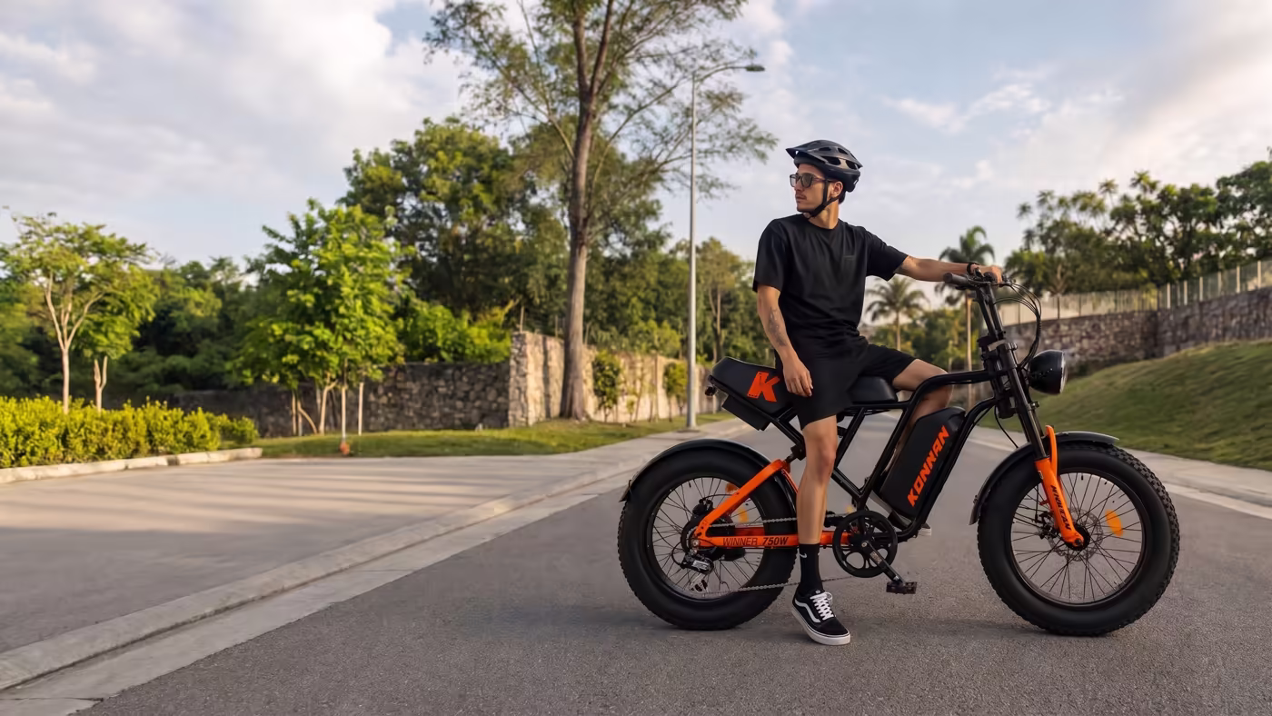 Jovem parado com a bicicleta elétrica Konnan Ride Pro em uma rua residencial