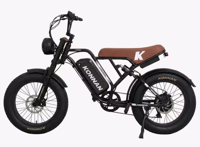 Bicicleta elétrica Konnan Explorer II preta com banco marrom, vista de perfil