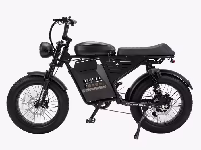 Bicicleta elétrica Konnan Ride Pro toda preta, vista de perfil