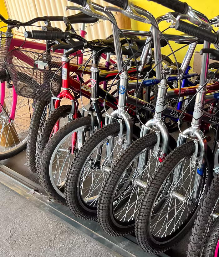 Bicicletas aro 20 coloridas enfileiradas na loja