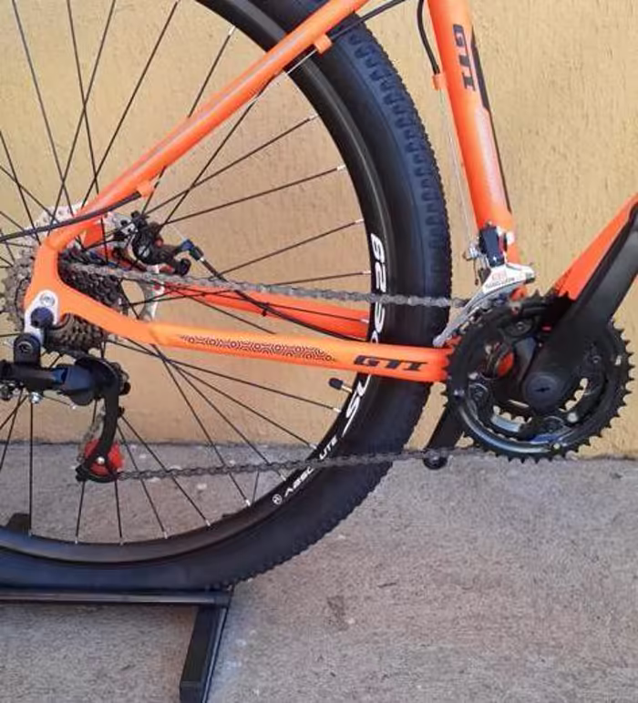 Detalhe da transmissão de uma mountain bike GTT laranja aro 29