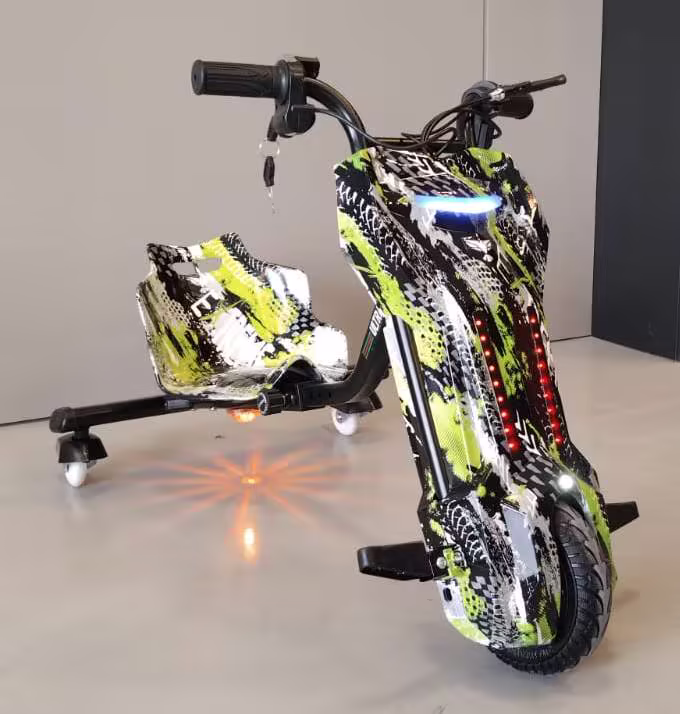 Triciclo Drift na cor Abacaxi Verde, com grafismos e luzes de LED