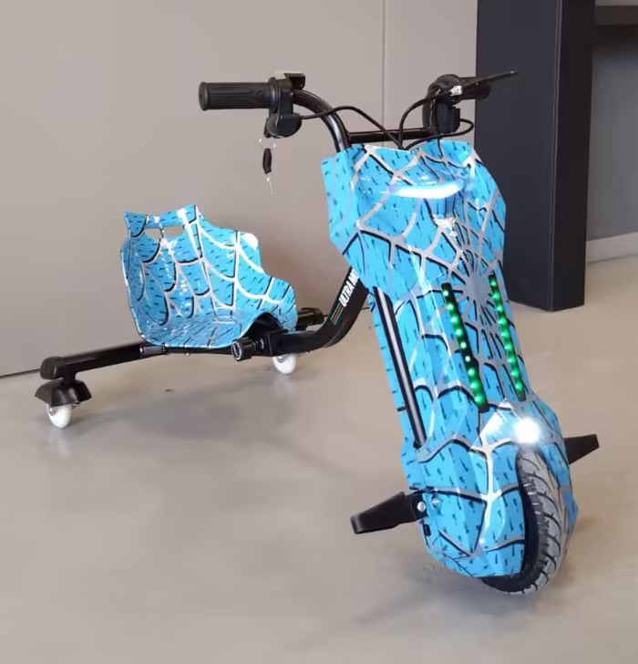 Triciclo Drift na cor Aranha, azul clara com desenho de teia