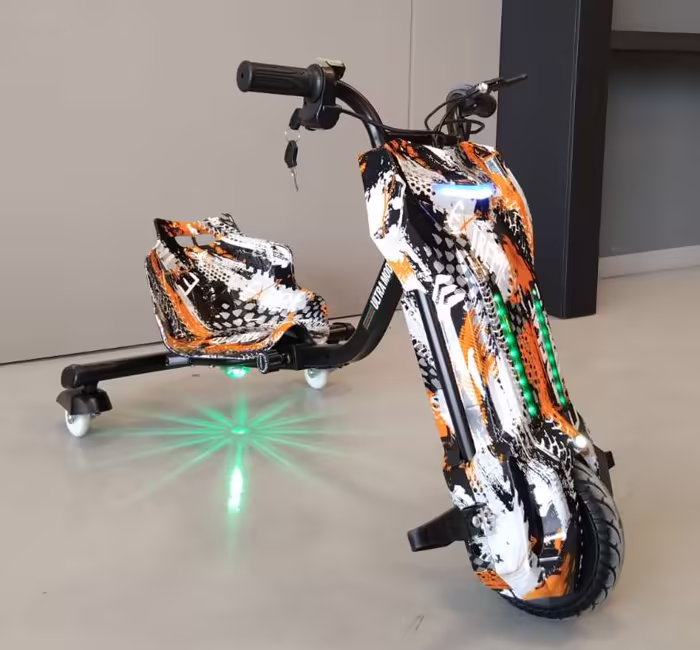Triciclo Drift na cor Cobra Coral, laranja e preto