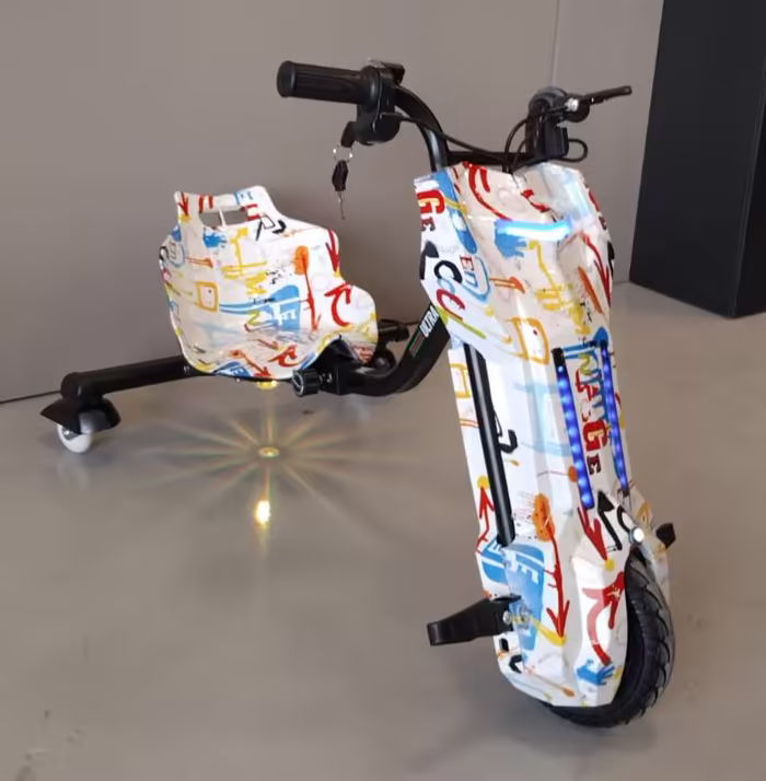 Triciclo Drift na cor Grafite Branco, com grafismos coloridos