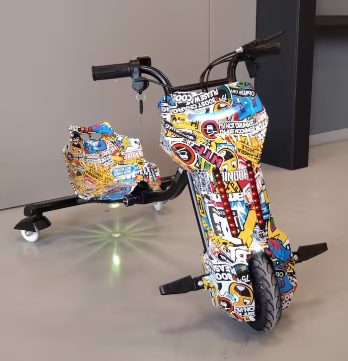 Triciclo Drift na cor Letras Amarelas, com grafismos de letras