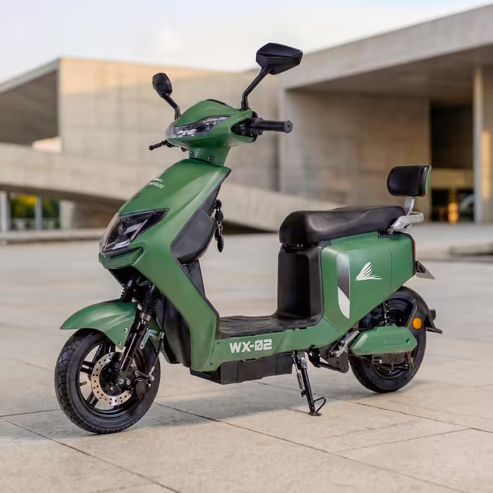 Scooter elétrica WeHawk WX-02 verde estacionada em via urbana
